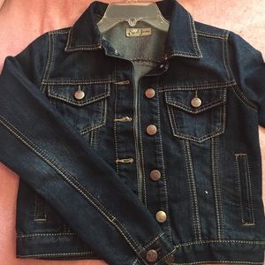 dark wash blue jean jacket! Super cute ☺️