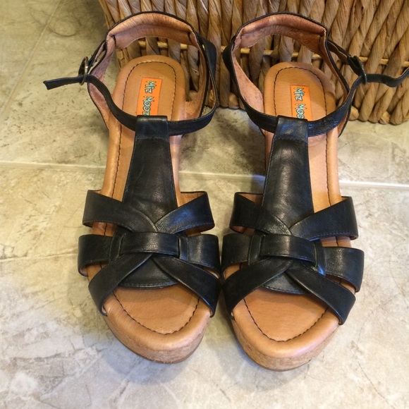 Miz Mooz black leather sandals size 7