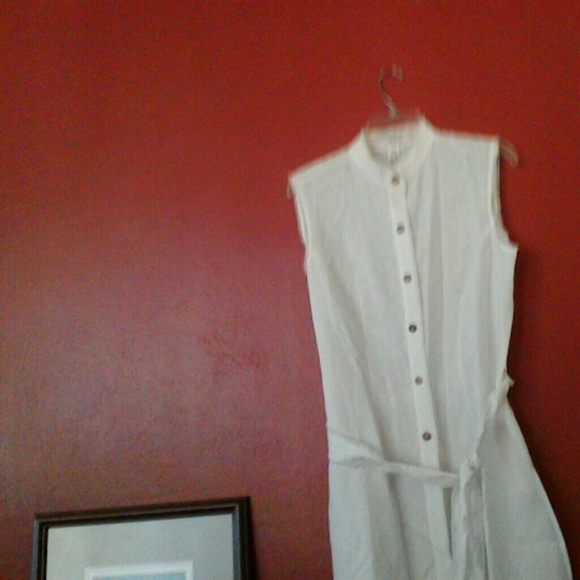 Linen top with traveled edges.  Really cute! - Picture 2 of 3