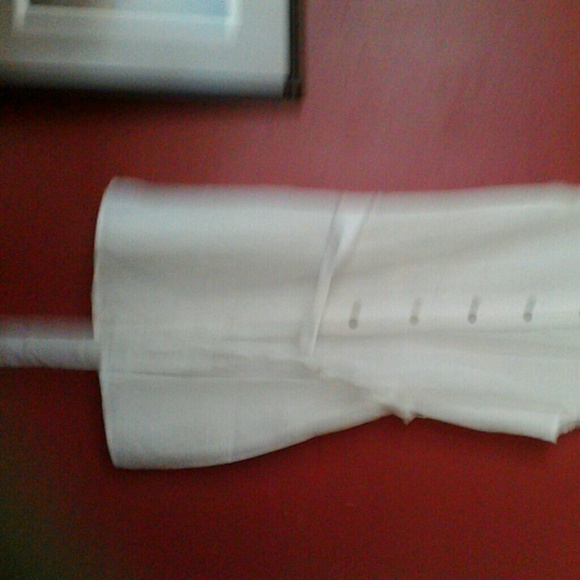 Linen top with traveled edges.  Really cute! - Picture 3 of 3