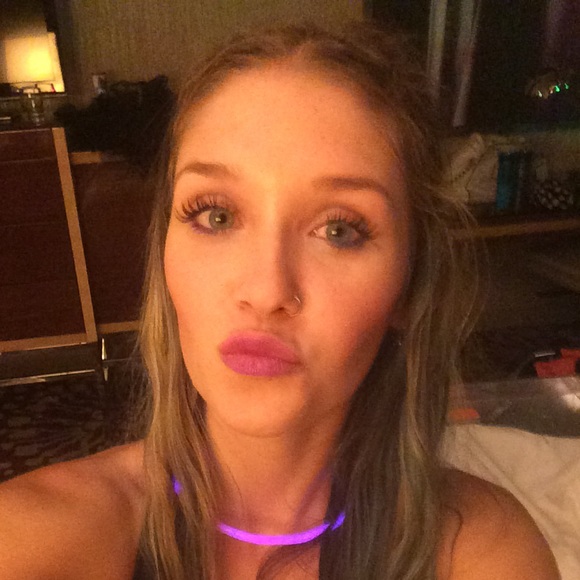 Meet your Posher, Amanda - Picture 2 of 2