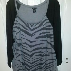 Torrid Raglan Grey & Black Top, Size 4 (26/28)