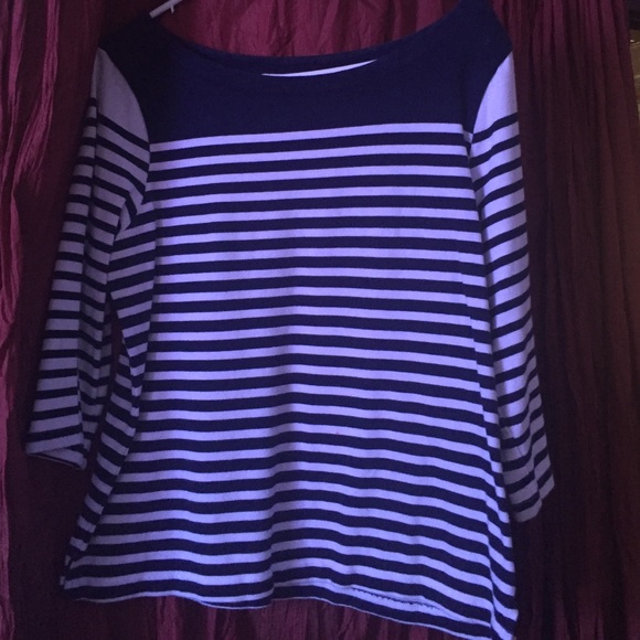 Old navy 3/4 sleeve navy blue and white shirt.