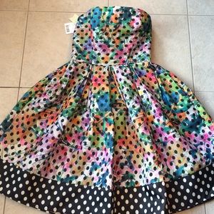 Hello!! Polka dots, flowers AND pockets!