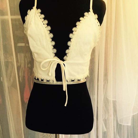 Eyelash outline lace crop top - Picture 2 of 4