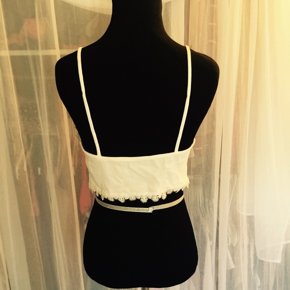 Eyelash outline lace crop top - Picture 3 of 4