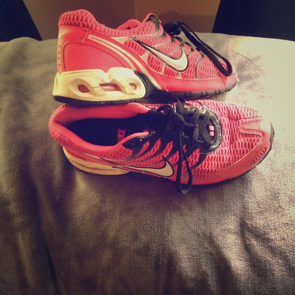 HOT PINK NIKE SHOES