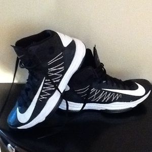 NIKE HYPERDUNK ATHLETIC SHOES