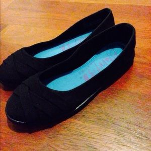 Closet closing sale! Black blowfish flats
