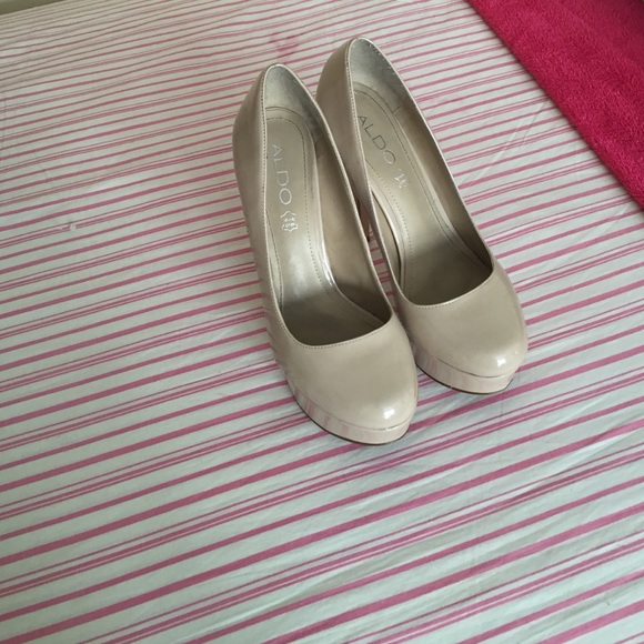 Nude patent leather heels - Picture 1 of 3