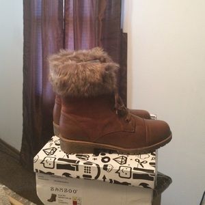 Women's boots with faux fur