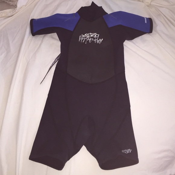 Size 6 wetsuit - Picture 1 of 4
