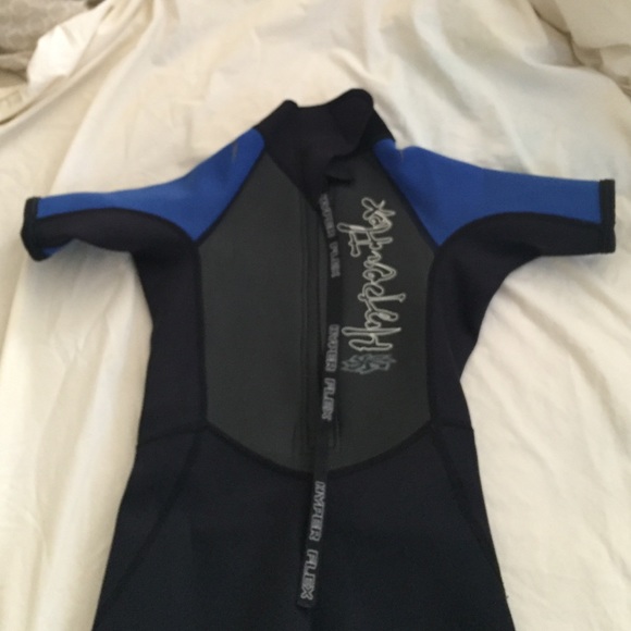 Size 6 wetsuit - Picture 2 of 4