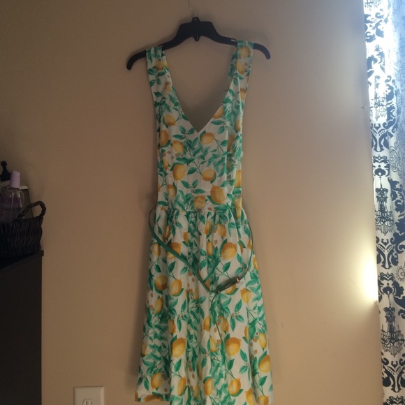 Retro 50's feel lemon dress with belt