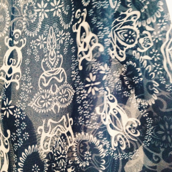 NWOT Boho Dark Blue & White Patterned Floral Scarf - Picture 2 of 2