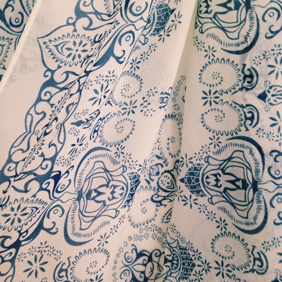 NWOT Boho Dark Blue & White Patterned Floral Scarf - Picture 2 of 2