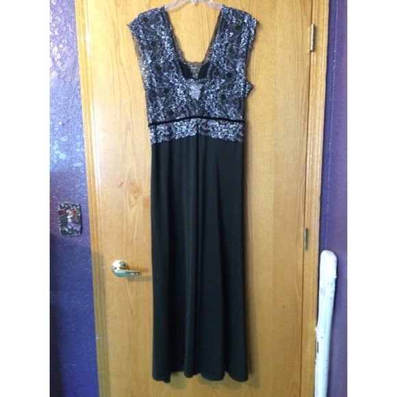 Long black dress - Picture 2 of 4