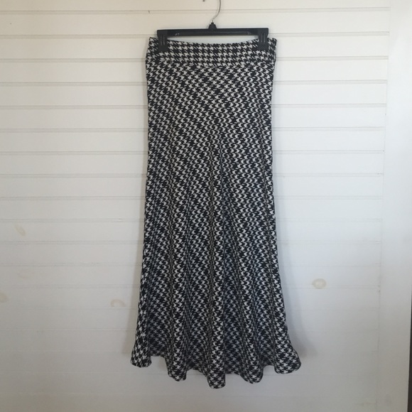 Long black and white houndstooth plaid skirt