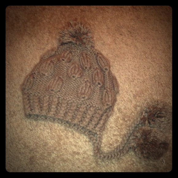 Knitted toboggan with strings and fur balls!