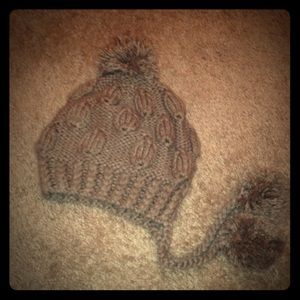 Knitted toboggan with strings and fur balls!