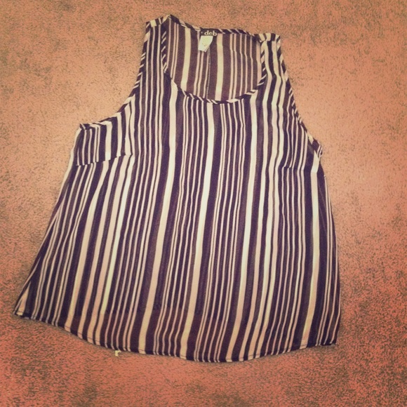 ⚫️⚪️Black and white stripped sleeveless top!