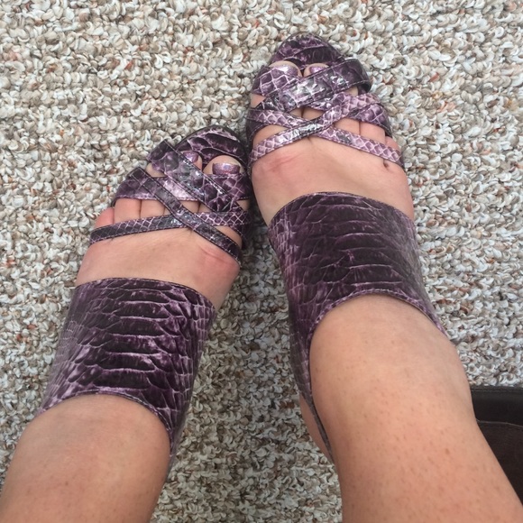 Steve Madden Luxe purple snakeskin pumps - Picture 1 of 4