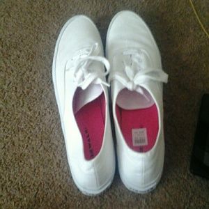 Airwalk tennis shoes