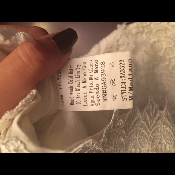 WHITE LACE SHORTS - Picture 2 of 2