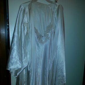 White gown and robe size 3x