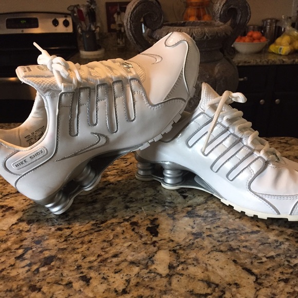WOMEN'S NIKE SHOX NZ SHOE