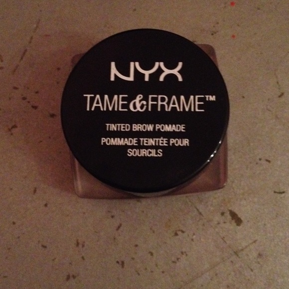 NYX tame and frame brow pomade with brush