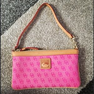 Dooney & Burke wristlet 👛💋