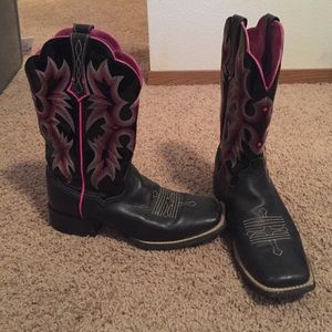 Black squared toe Ariat boot