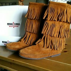 Minnetonka 3 fringe boot