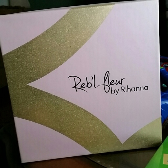 Reb'l Fleur perfume by Rhianna