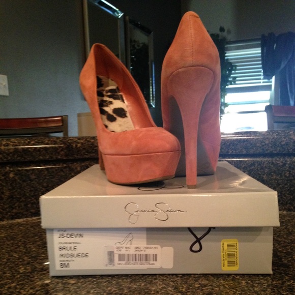 Jessica Simpson pumps