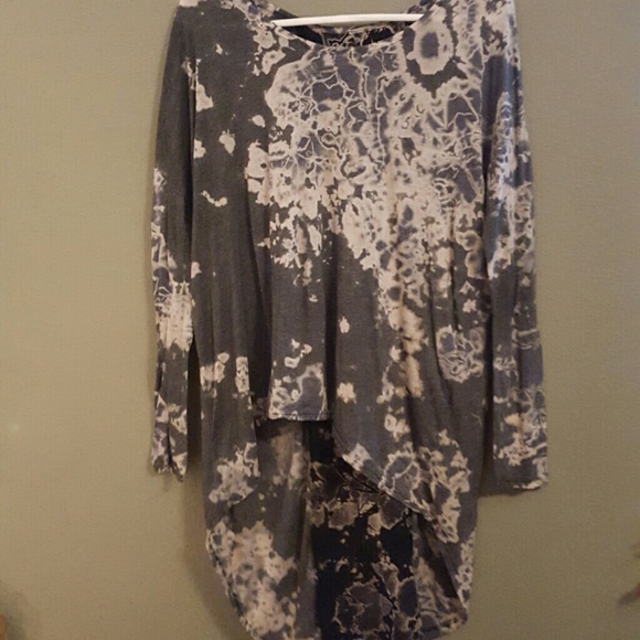 High-low long sleeve acid wash shirt