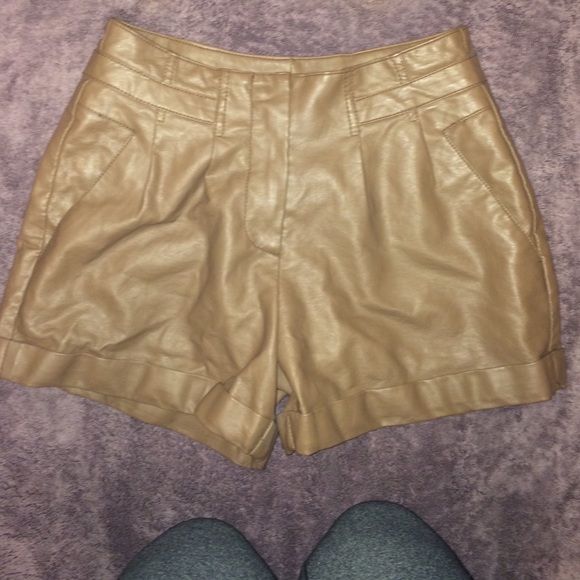 Brown high wasted leather shorts!💕