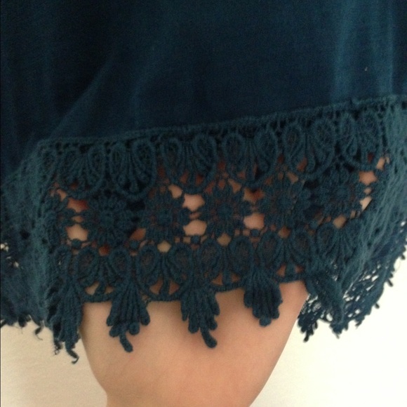 Tee with crochet detailing - Picture 3 of 3