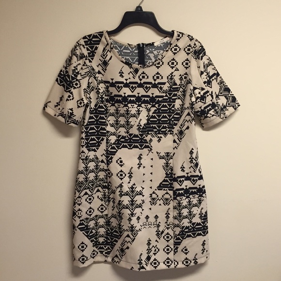 Le lis Dresses & Skirts - ❗️FINAL PRICE❗️Fabulous Aztec Print Shift Dress 😍