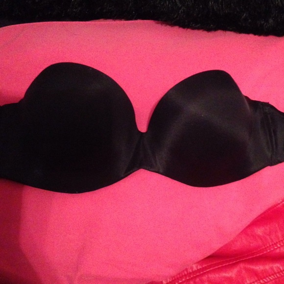 Black strapless bra