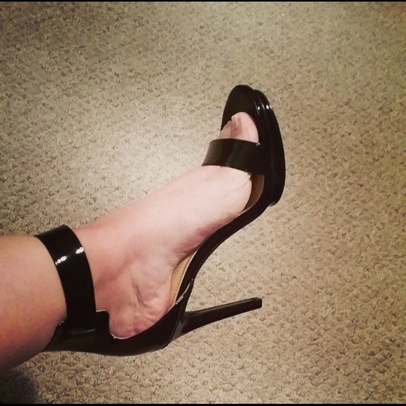 Calvin Klein 7M "Vivian" Black Patent Heels