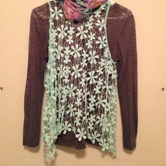 turquoise lace overlay - Picture 2 of 3