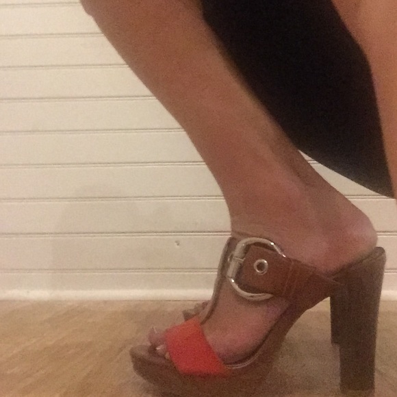 Gianni Bini Coral and brown platform heels