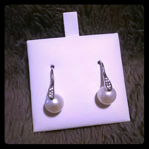 Pearl drop earrings