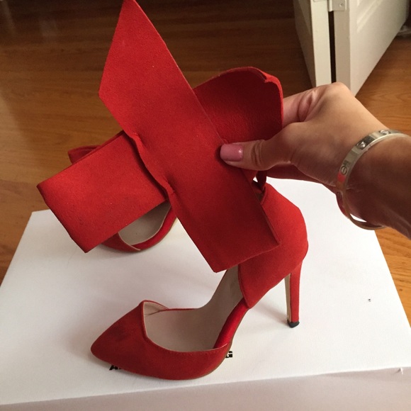 Red heels with bow ties - Picture 3 of 4