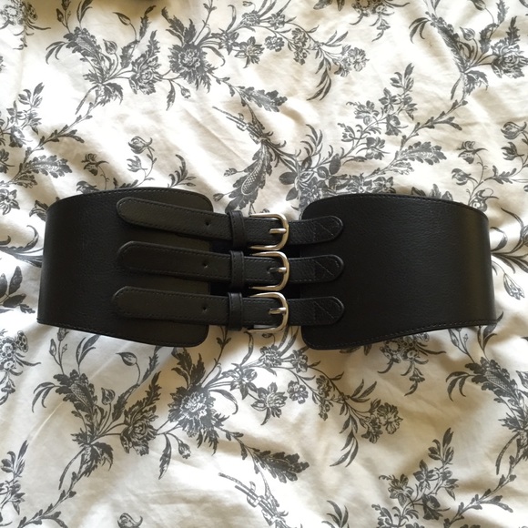 Triple buckled belt