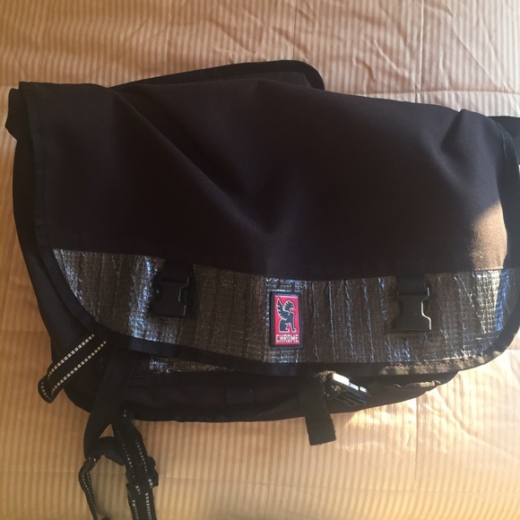 All black Kevlar Citizen messenger w/phone case