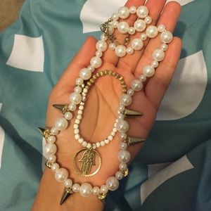 Pearl necklace w/ gold with spikes & hamsa braclet