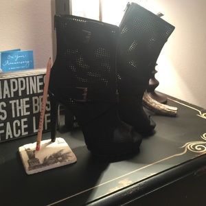 Black Beautiful tip toe Juicy Couture booties!